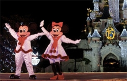 SOUTĚŽ ROKU! Vyhrajte zájezd do Disneylandu a další skvělé ceny k filmu MRŇOUSKOVÉ: ÚDOLÍ ZTRACENÝCH MRAVENCŮ!
